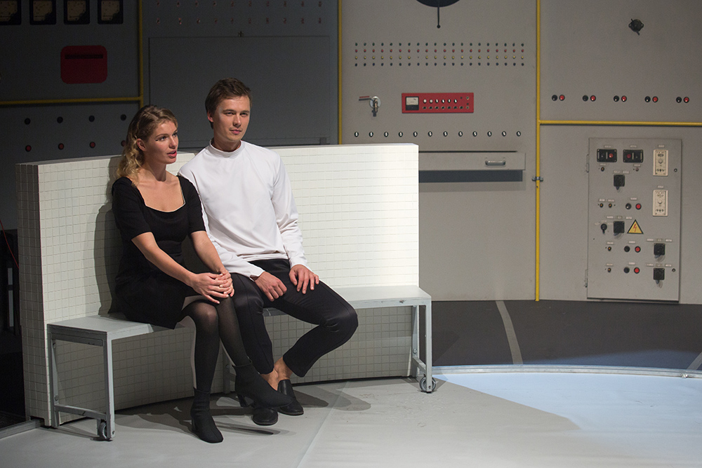 Elīna Hanzena - Elvīra Haklova, Mārtiņš Meiers - Jevdokimovs izrādē "104 lappuses par mīlestību" (VDT, 2018, rež. G. Surkovs) // Foto - Gatis Priednieks-Melnacis